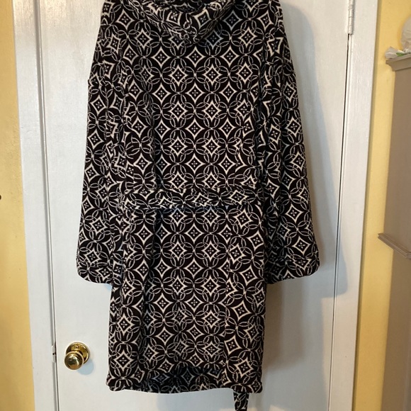 Vera Bradley Black and White Graphic Geometric Hooded Ultra Soft Fleece Robe - Picture 7 of 9